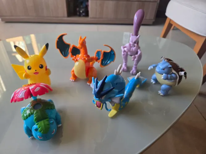 Kit bonecos Pokemon articulado. 6 peças. R$ 50,00 reais a unidade.
