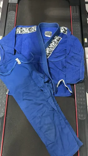 VENDE-SE KIMONO, POUCAS VEZES USADO, A1