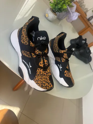 tênis destacado é o nike superrep groove com cabedal em estampa animal print