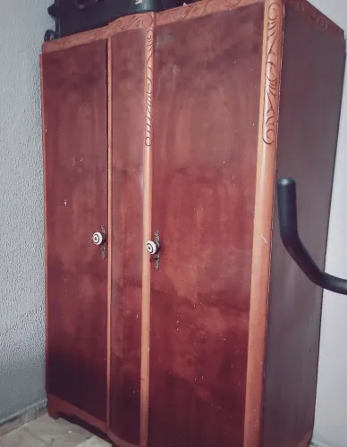Guarda roupa antigo duas portas
