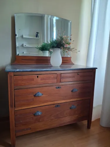 Cômoda em madeira maciça.