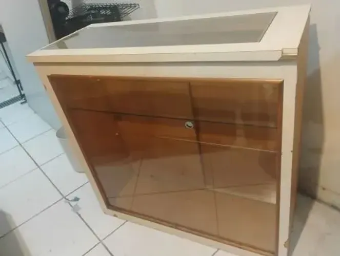 Balcão Expositor com 02 prateleiras de vidro