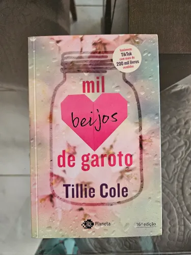 Livro juvenil novo Mil Beijos De Garoto de Tillie Cole