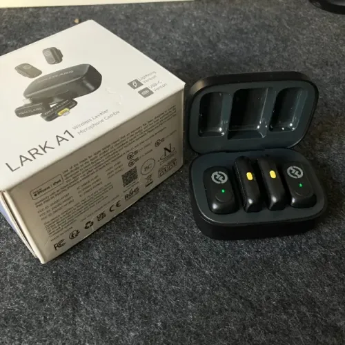 Microfone Lapela Sem Fio Duplo Hollyland Lark A1 - iPhone e Android (USB-C + Lightning)