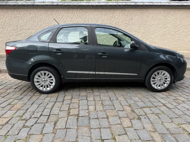 Fiat Grand Siena Essence 1.6 Flex 16V 2013