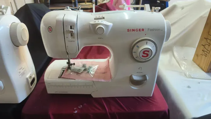 Máquina de costura Singer Zig Zag semi nova