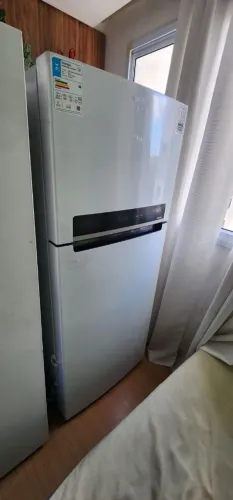 Geladeira Midea com avaria de transporte.