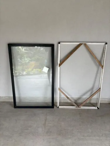 Janela para claridade fixa + Portinhola de alumínio + Porta de alumínio com contra marco