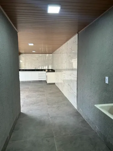 vendo casa de 3 quartos com piscina área de churrasco e banheira na suíte