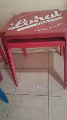 Conjunto de mesas e cadeiras