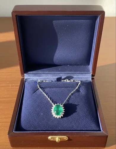 Corrente de ouro branco com gema de esmeralda e brilhantes 