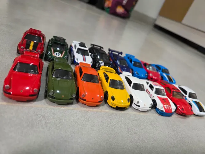 Hotwheels 16 Mainline Porsche (Sem Blister)