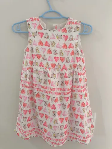 Vestido com cachorrinhos e corações.