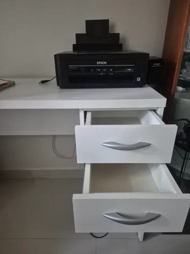 Semi nova escrivaninha.