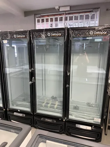 GCBC-1450PR EXPOSITOR VERTICAL CONVENIÊNCIA 3 PORTAS - GELOPAR