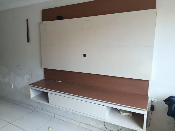 Painel de TV Suspenso + Sofá Retrátil 3 Lugares - Muito Conservados
