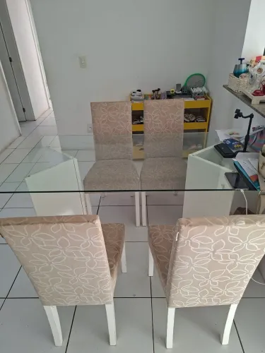 Mesa de jantar com 04 cadeiras - tampa de vidro