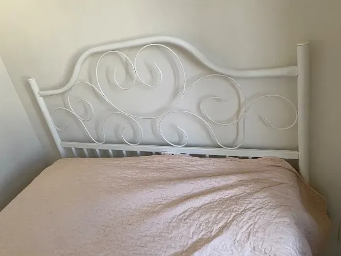 Cama de ferro branca 