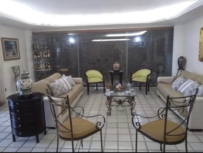Lindo conjunto de mesa com 6 cadeiras toda trabalhada, tampo de vidro com bordas bisotadas
