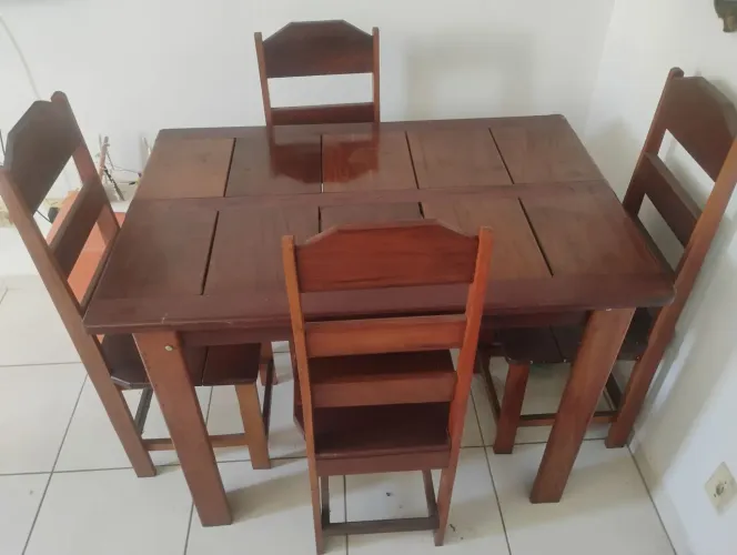 Mesa com 4 cadeiras 