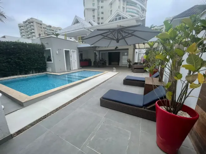 LOCAÇÃO DE CASA TRIPLEX COM 3 SUÍTES, NO CONDOMÍNIO BLUE HOUSES NA BARRA DA TIJUCA