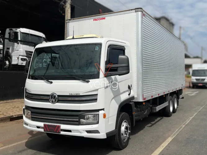 Caminhão VW 13.180 Trucado 6x2 Truck Baú