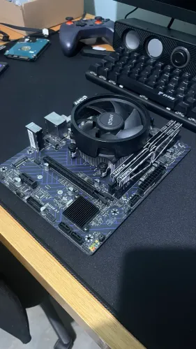 Ryzen 7 5700g + a520 Mancar DX + 16gb ram 3200 mhz