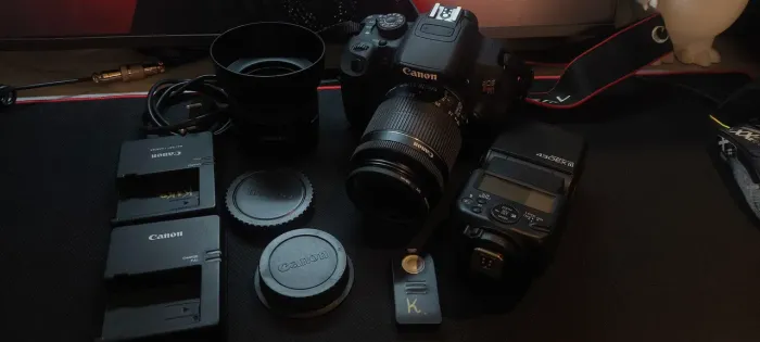 Câmera Canon EOS Rebel T5i com acessórios<br>Léia a Bio<br>R$4.800