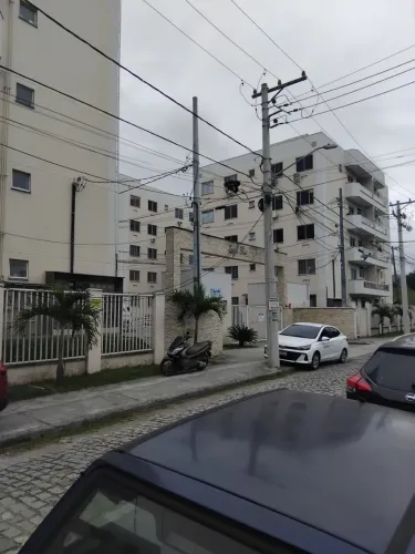Bangu - Av. Brasil - Alugo ótimo Apto 2 qts. Excelente condomínio Com Elevador.