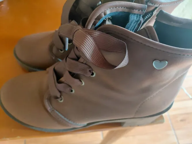 Bota marrom de cano curto