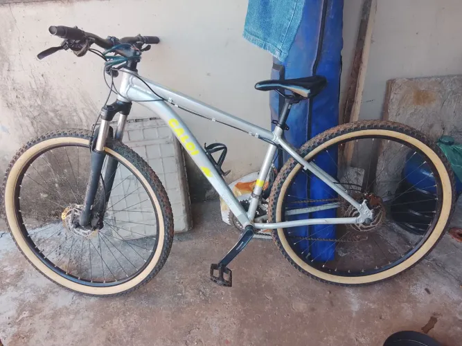 Vendo bicicleta Caloi pneu novo chamar no whatsapp *