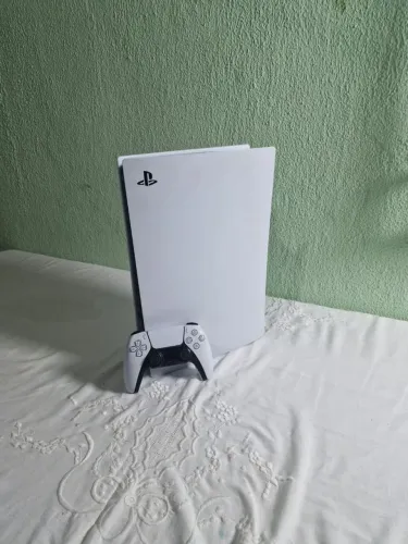 Vende-se PS5 em ótimo estado com controle e um jogo dessa geração