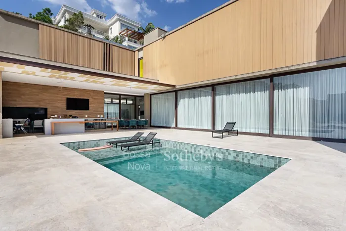 Casa com piscina em condomínio cobiçado