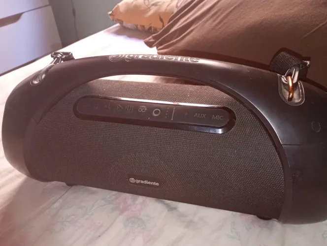 Vende-se uma caixa de som da marca Gradiente som excelente fácil de carregar