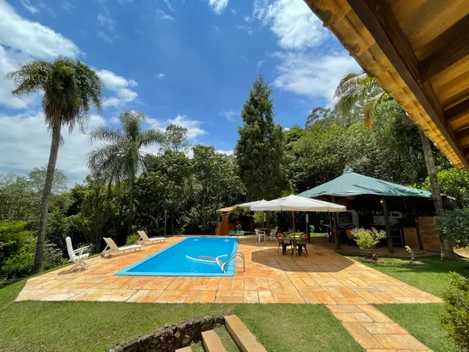 Chácara de cinema com 6.500m2, duas casas, 350 e 70m2 em cond. fechado.