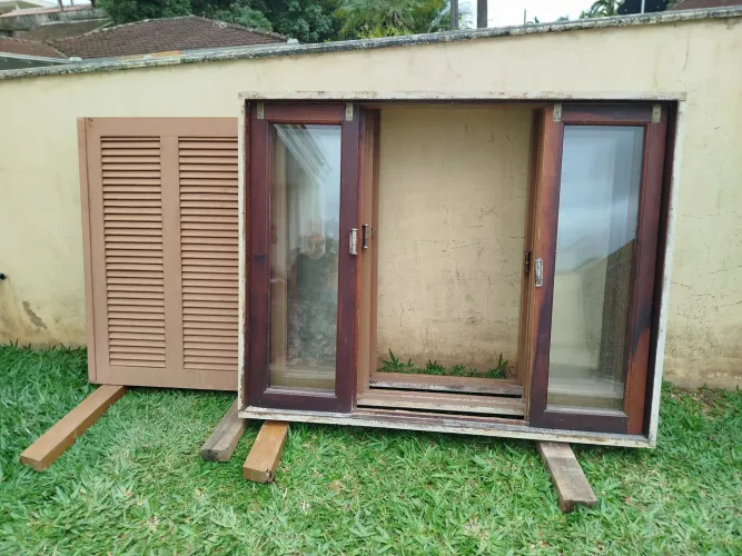 2 Janelas antigas de madeira + venezianas | 1,50 x 1,20 m