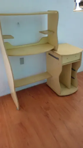 Rack pequeno,e guarda roupas 5 portas. Preciso desocupar lugar. Vendo barato. Motivo mudan