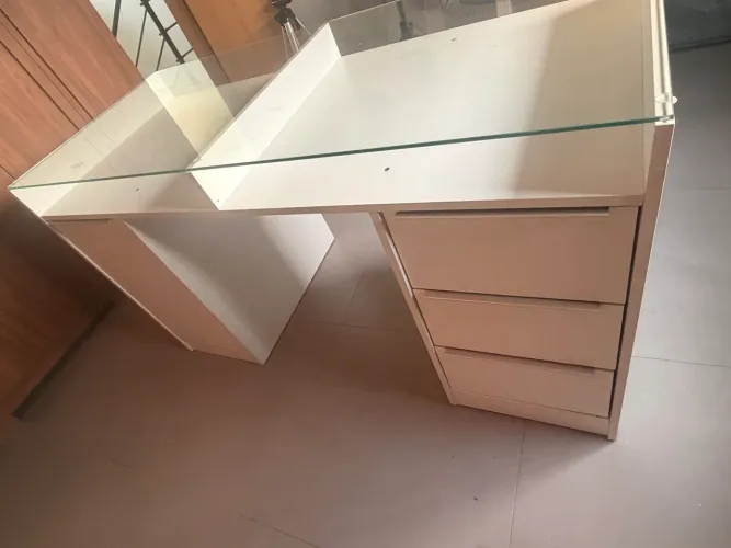Mesa de Trabalho Branca com Tampo de Vidro e Gaveteiro
