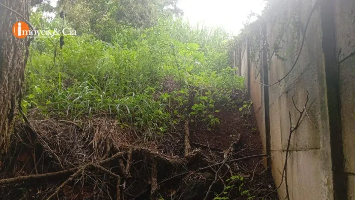 Terreno no Jardim Paulista em Atibaia: aclive! R$ 360 mil