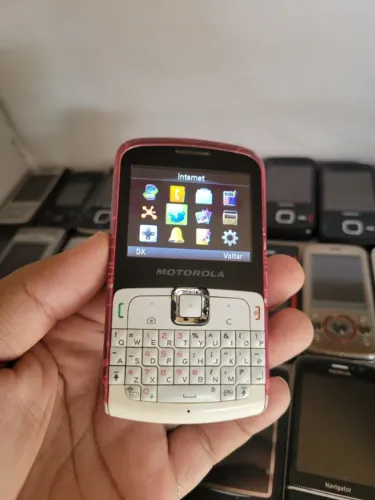 Motorola EX115 Rosa/Branco - Relíquia QWERTY Retrô - Item de Coleção