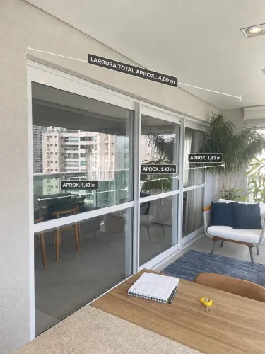 Porta de correr em alumínio branco com vidro - aprox. 4 metros