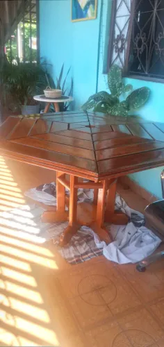 Vendo mesa de madeira maciça seminova sem as cadeiras não entrego
