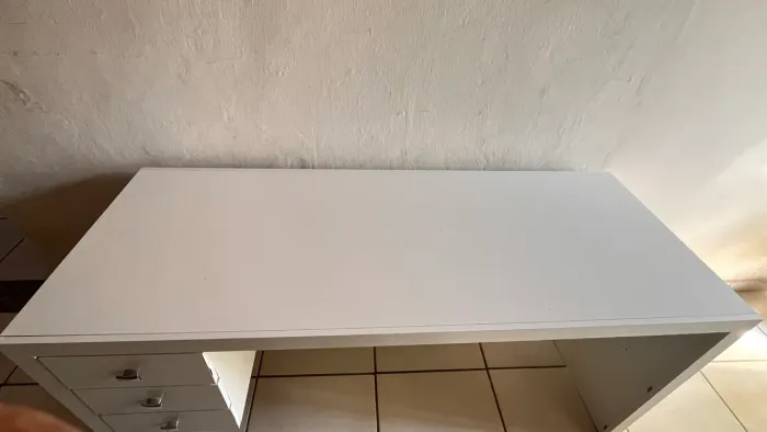 Escrivaninha branca grande com 3 gavetas