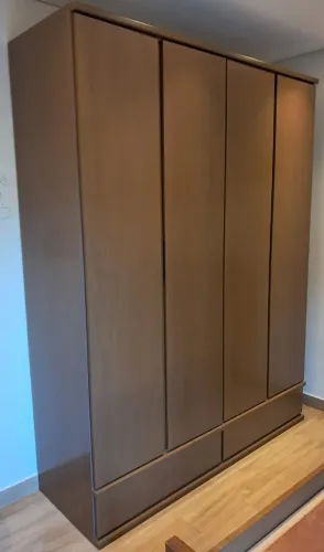 Guarda-Roupa Grande Amadeirado (4 Portas e Gavetas) - Ótimo Estado