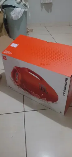 Vendo boombox 4 um mês de uso com nota fiscal zerado sem marca de uso bateria 100%