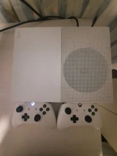 Xbox one s 1TB 2 controles + kinect + caixa original 