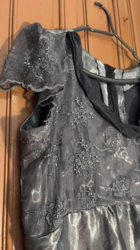 Vestido cinza com bordado