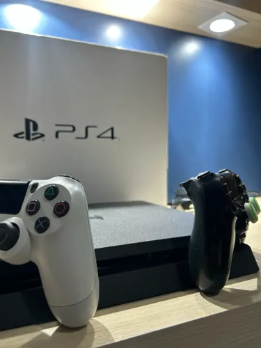 PS4 Slim 1TB + 2 Controles + FIFA 18