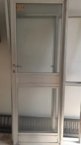 Porta de vidro com marco e fechadura 
