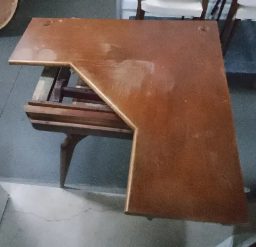 Escrivaninha de parede com gaveta